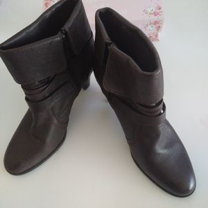 St John's Bay boots 8.5